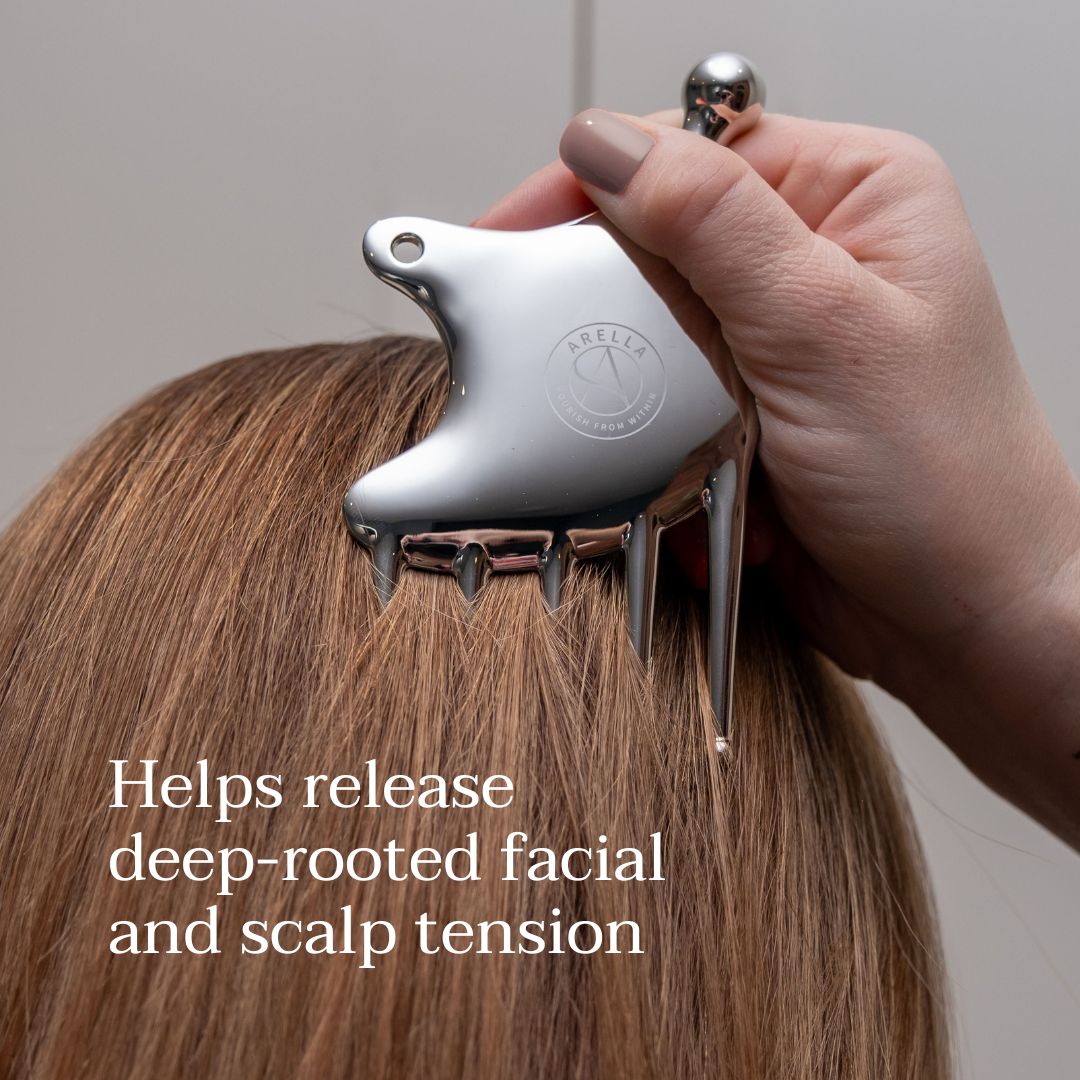 Arella face sculpting tool’s comb edge being drawn through hair at the scalp