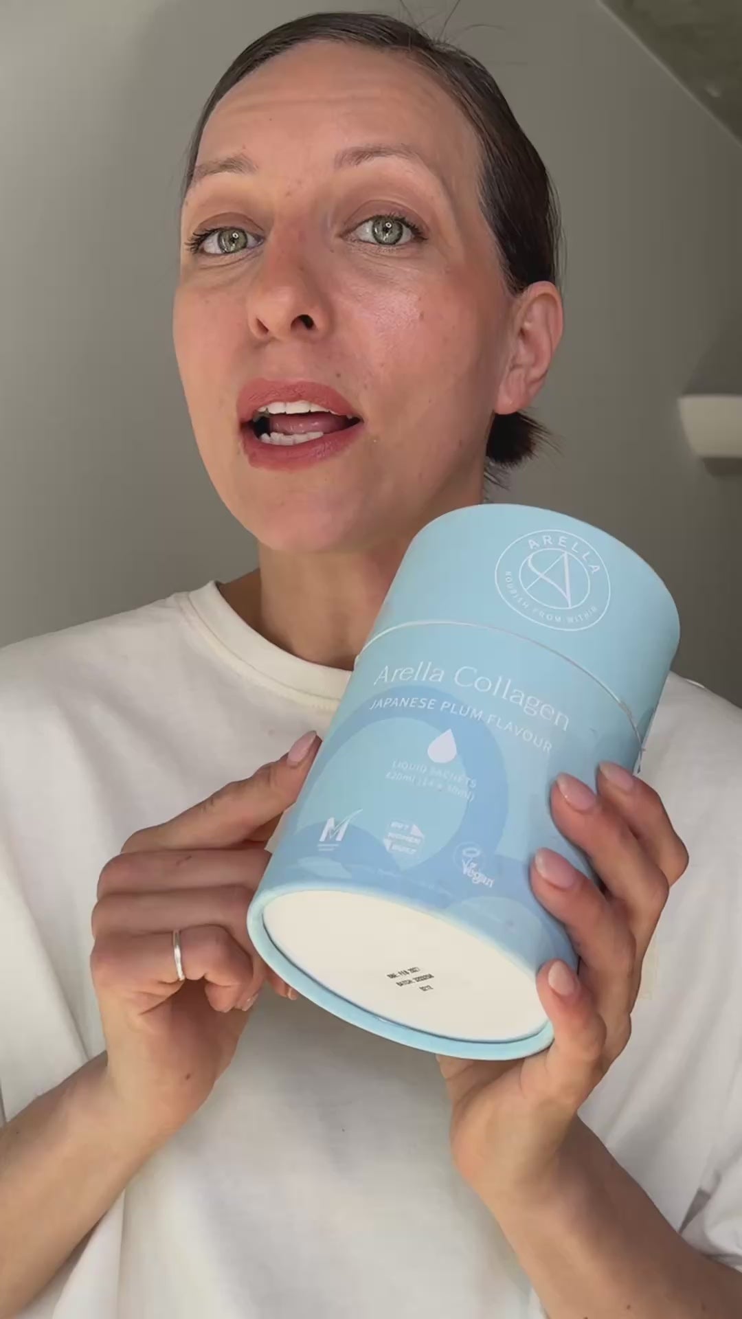 Carly holding an Arella Collagen tin